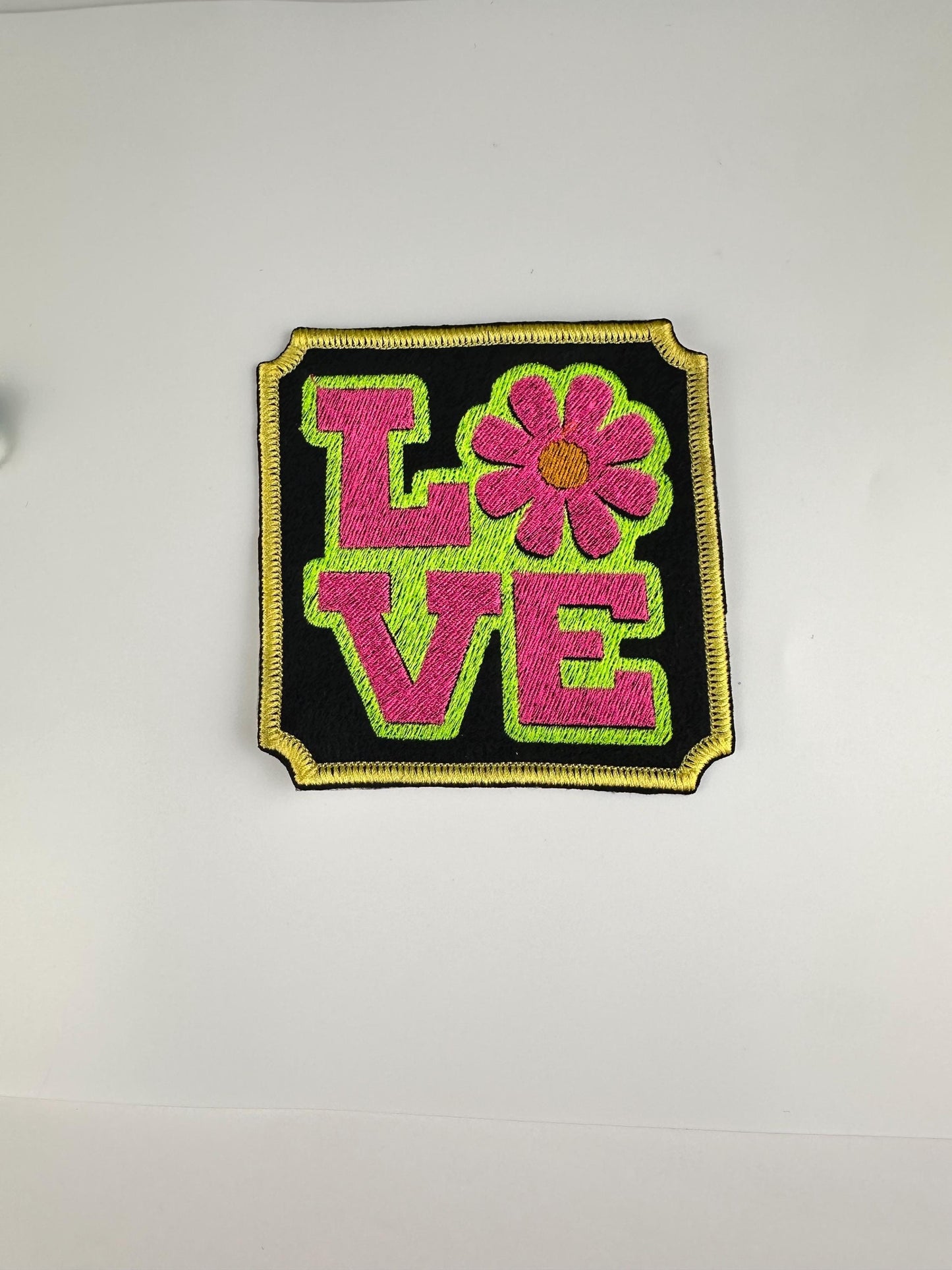 Love Daisy Retro Flower Power Embroidery Patch. 10.33